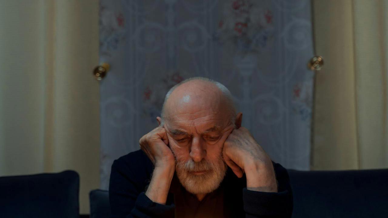 Uomo-triste-Foto-di-cottonbro-studio-da-Pexels-MobilitàSostenibile.it