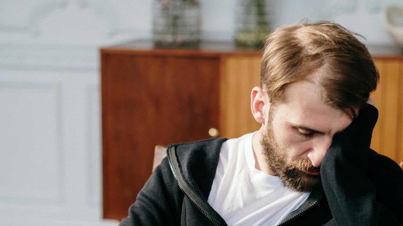 Uomo-triste-Foto-di-cottonbro-studio-da-Pexels-MobilitàSostenibile