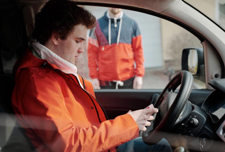 Usare-telefono-in-auto-Foto-di-Norma-Mortenson-da-Pexels-MobilitàSostenibile