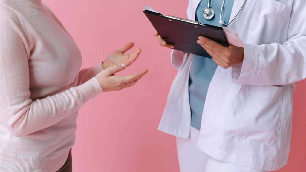 Visita-medica-per-il-rinnovo-patente-Foto-di-Thirdman-da-Pexels-MobilitàSostenibile.it