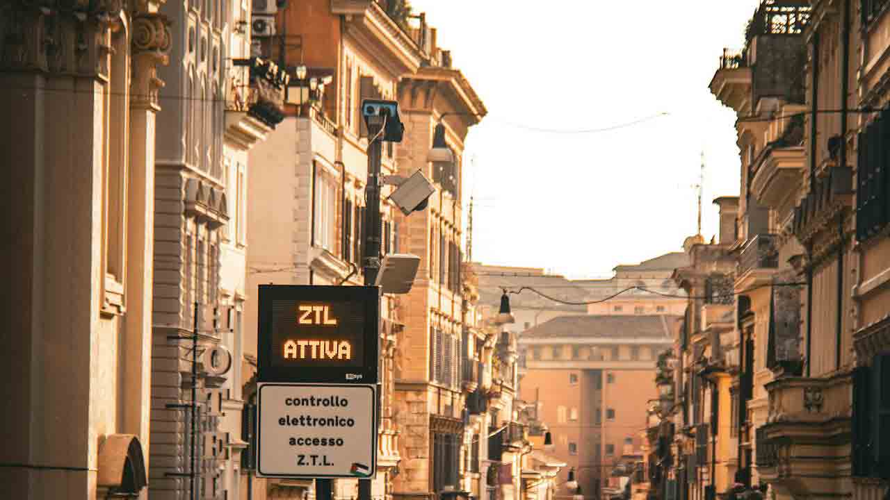 Zona-Traffico-Limitato-Foto-di-Saya-Omar-da-Pexels-MobilitàSostenibile.it