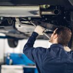 Meccanico che controlla un'auto