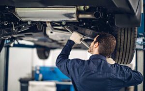 Meccanico che controlla un'auto