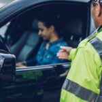 Vigile che sanziona un'automobilista perché andava troppo piano in strada