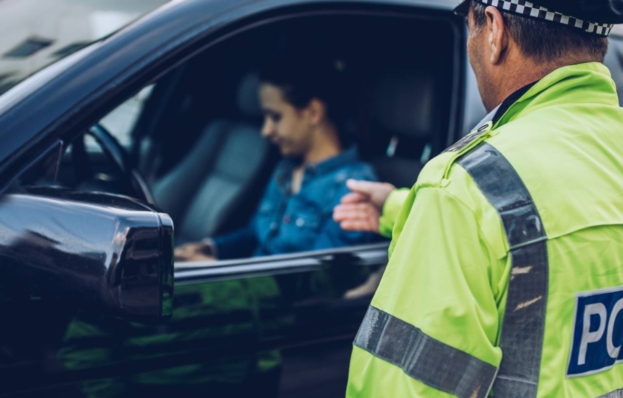 Vigile che sanziona un'automobilista perché andava troppo piano in strada