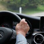 Anziano-alla-guida-Foto-di-Jonathan-Judmaier-da-Pixabay-MobilitàSostenibile