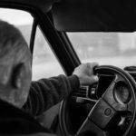 Anziano alla guida di un'auto, foto in bianco e nero