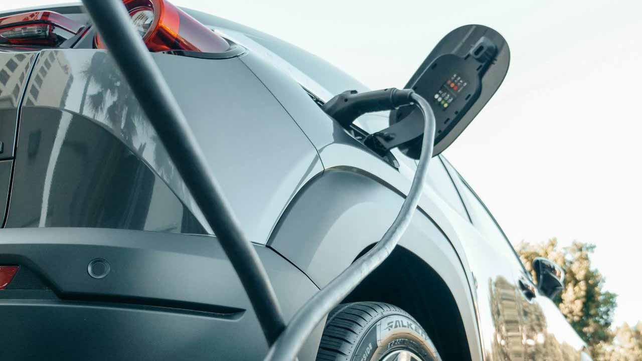 Auto elettriche e ibride: dovete installare il nuovo dispositivo | È obbligatorio per circolare