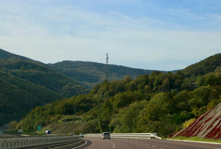 Auto-in-strada-Foto-di-İsminur-TERZİOĞLU-da-Pexels-MobilitàSostenibile.it