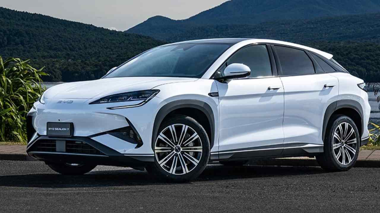 BYD Sealion 7, il SUV elettrico che sfida la Tesla Model Y: prestazioni da record | Ecco le caratteristiche tecnologiche