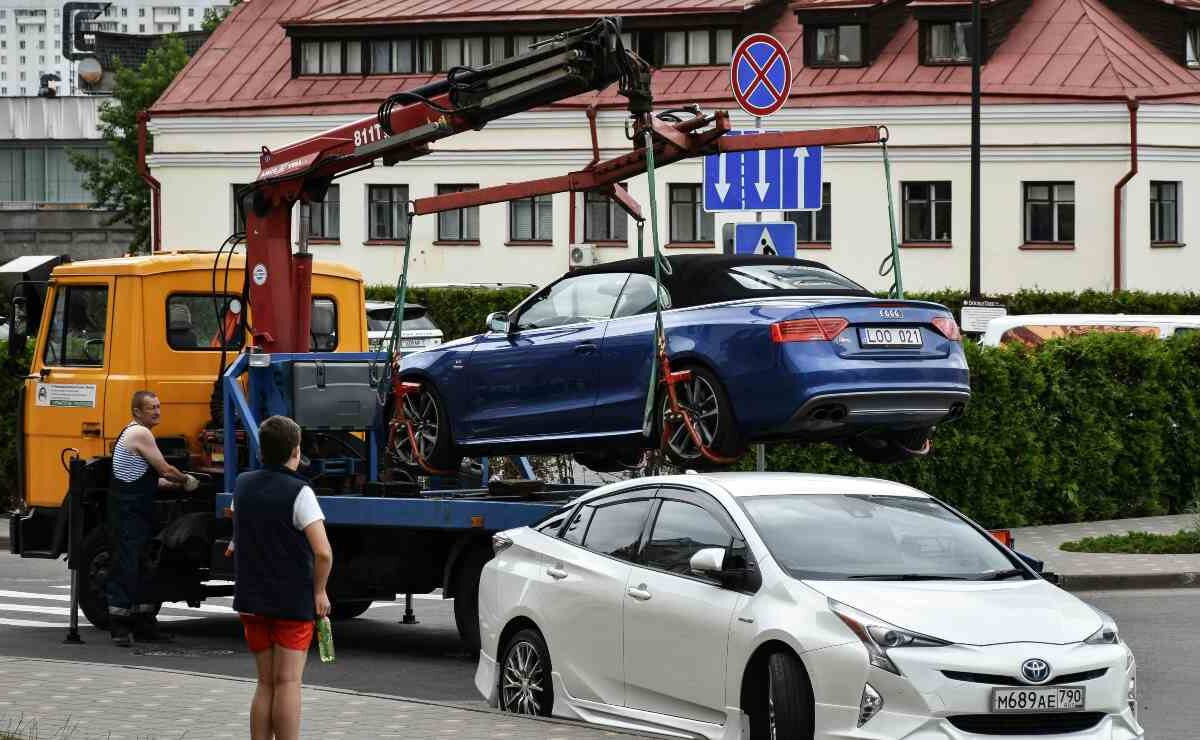 Lascia l’auto nel cortile comune: al rientro trova cartelli e minacce di carro attrezzi | Cosa può davvero succedere in condominio