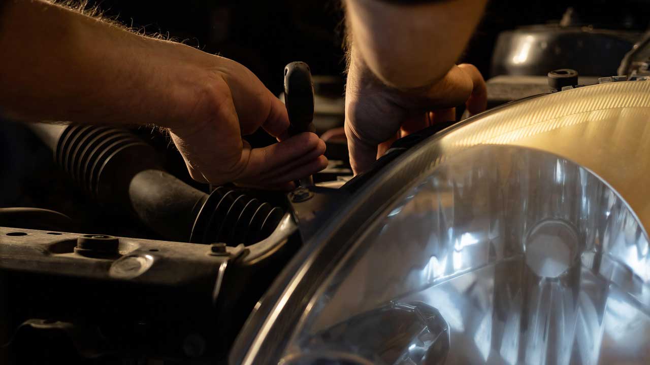 Controllo-auto-meccanico-Foto-di-SinayKata-da-Pixabay-MobilitàSostenibile