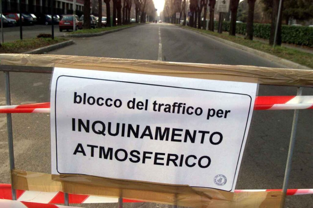 Foglio su transenna in strada "blocco del traffico per inquinamento atmosferico"