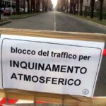 Foglio su transenna in strada "blocco del traffico per inquinamento atmosferico"