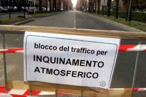 Foglio su transenna in strada "blocco del traffico per inquinamento atmosferico"