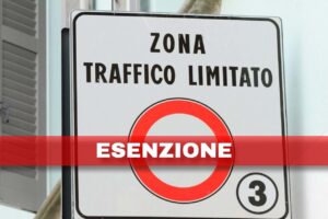 cartello ZTL e scritta "esenzione"
