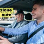 Ragazzo in auto con suo nonno over 70