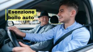 Ragazzo in auto con suo nonno over 70