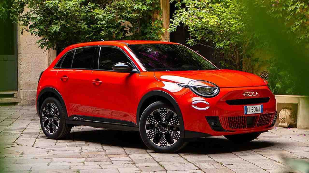 Novità Fiat 600, nel 2026 arriva la versione termica: cambio manuale e non solo | Crolla il prezzo