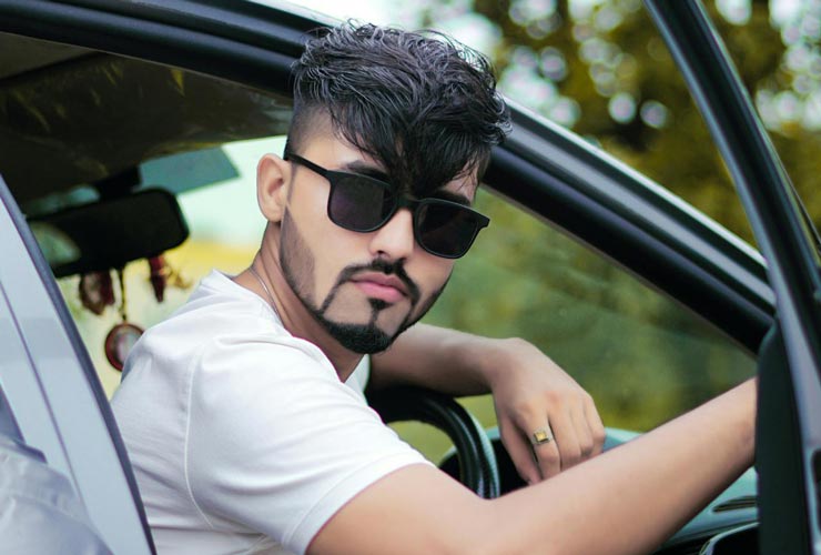 Giovane-in-auto-Foto-di-addy--bronzzz-da-Pexels-MobilitàSostenibile.it