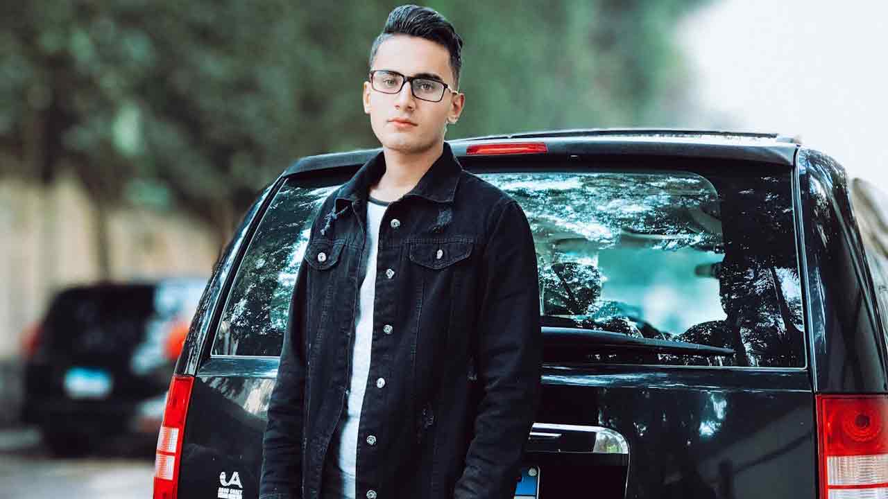 Giovane-ragazzo-auto-Foto-di-Atef-Khaled-da-Pexels-MobilitàSostenibile.it