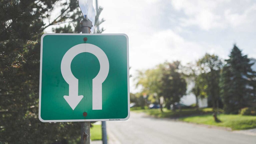 Inversione-a-U-Foto-di-Stephen-Andrews-da-Pexels-MobilitàSostenibile.it