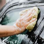 Lavare-auto-Foto-di-Karola-G-da-Pexels-MobilitàSostenibile.it