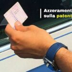 Agente della Polizia che controlla una patente di guida