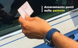 Agente della Polizia che controlla una patente di guida