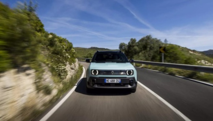 Renault 4 E-Tech Electric in strada