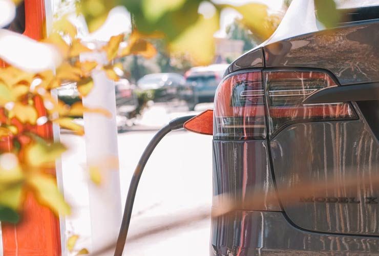 Ricarica-auto-elettrica-Foto-di-Kindel-Media-su-Pexels-MobilitàSostenibile.it