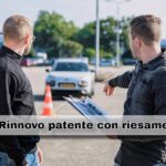 Istruttore e allievo durante l'esame di guida