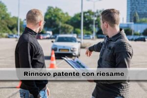 Istruttore e allievo durante l'esame di guida