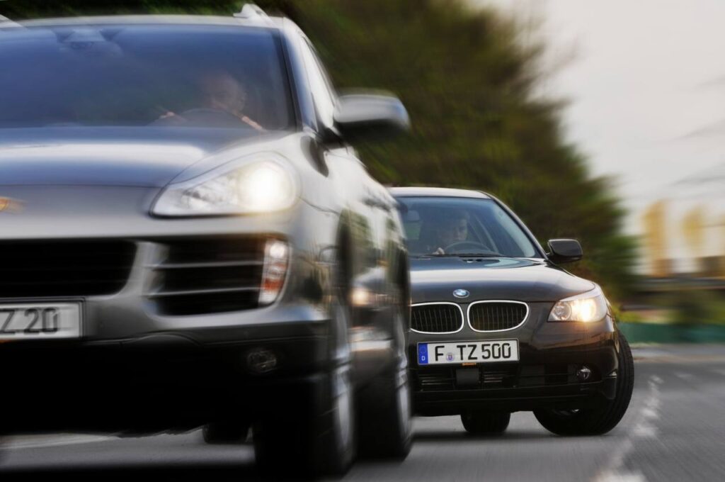 Auto che cerca di sorpassare quella davanti