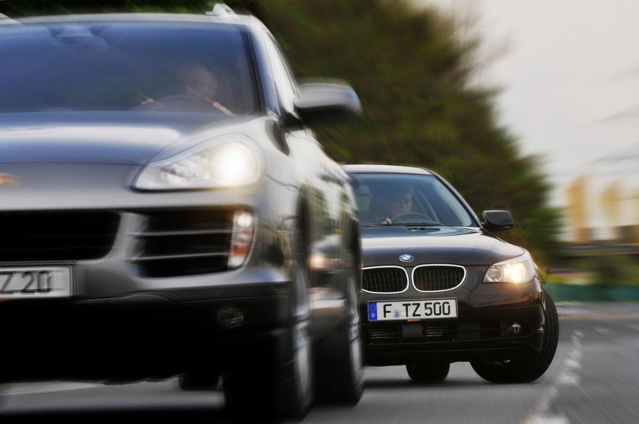 Auto che cerca di sorpassare quella davanti