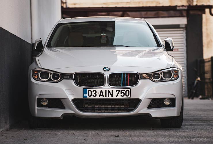 Targa-auto-straniera-Foto-di-Talha-Uğuz-da-Pexels-MobilitàSostenibile.it