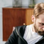 Uomo-triste-Foto-di-cottonbro-studio-da-Pexels-MobilitàSostenibile.it