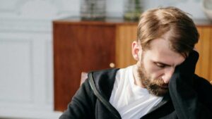 Uomo-triste-Foto-di-cottonbro-studio-da-Pexels-MobilitàSostenibile.it