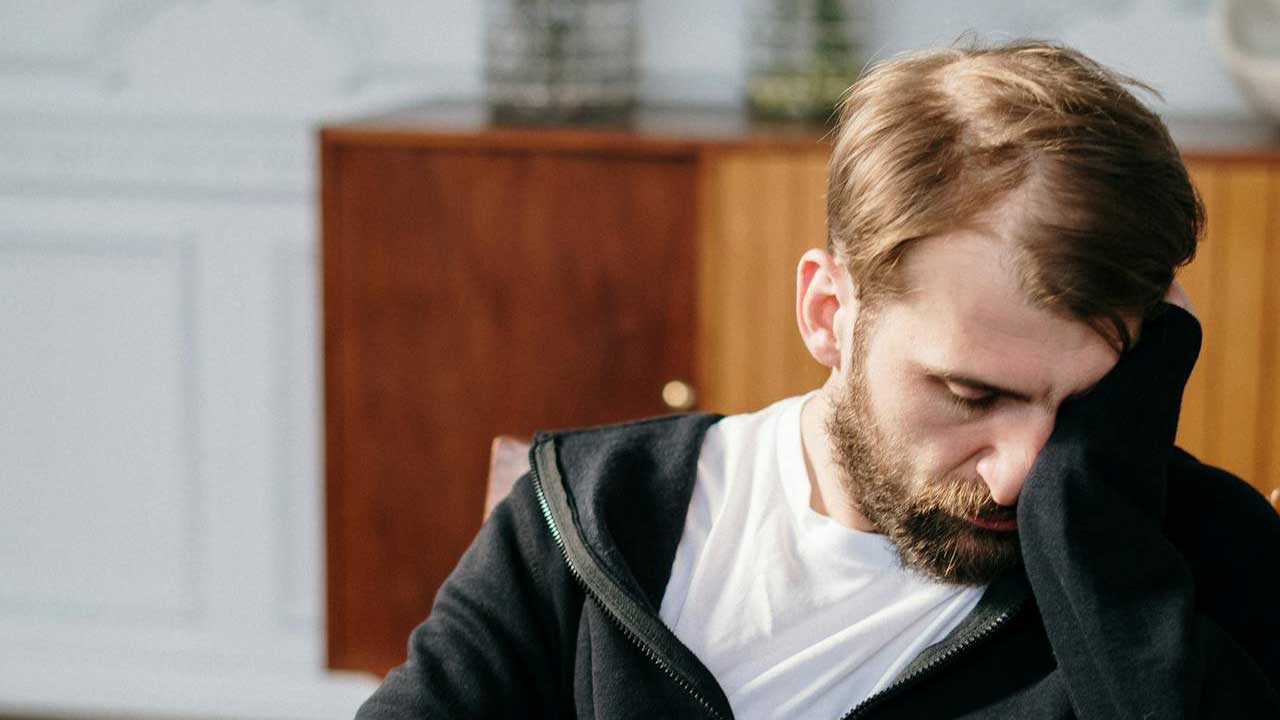 Uomo-triste-Foto-di-cottonbro-studio-da-Pexels-MobilitàSostenibile.it