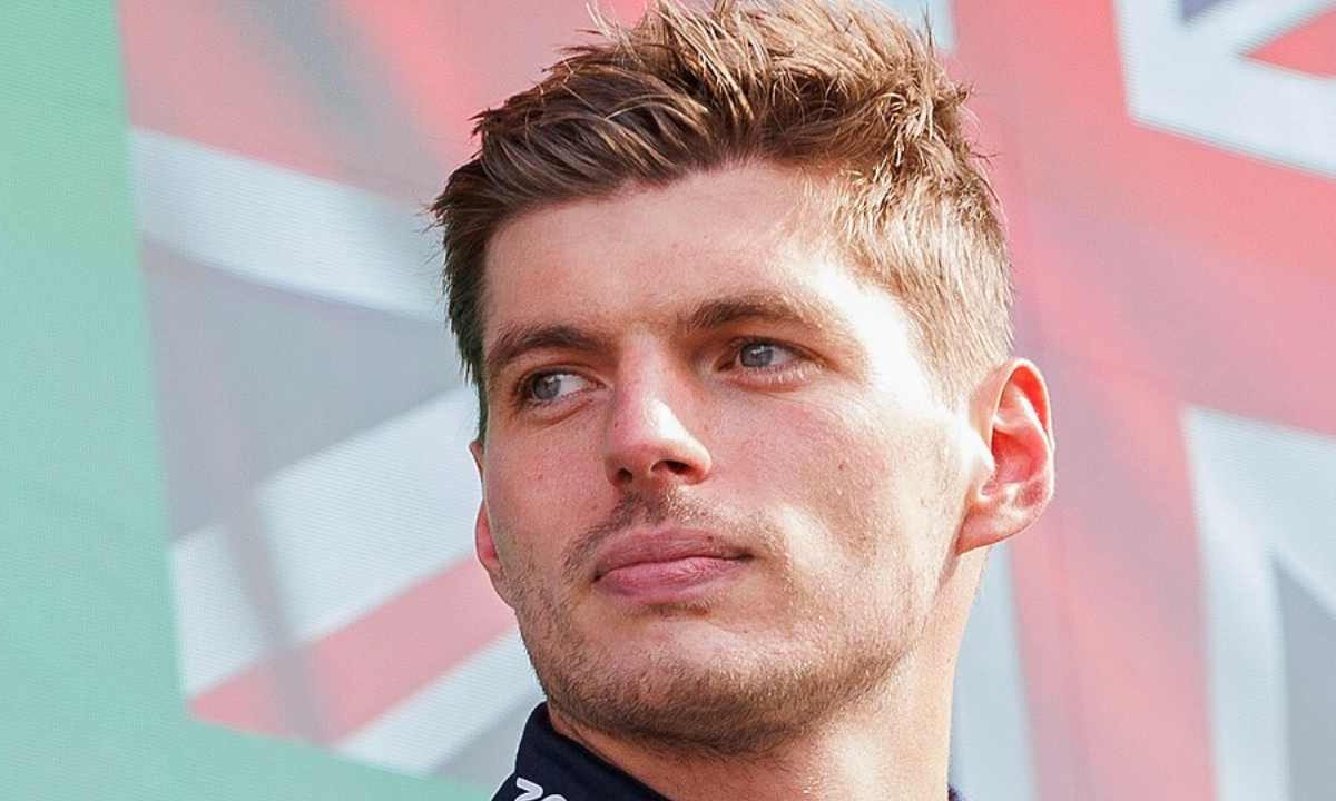 Entra in curva bagnata credendo di essere Verstappen e finisce lungo | Il trucco dell’anticipo che ti salva sul bagnato senza fare l’eroe