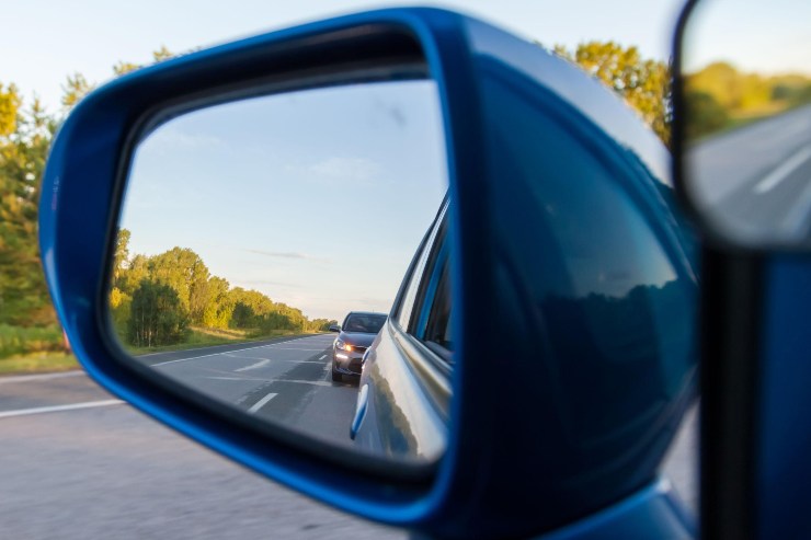 Auto dietro vista dallo specchietto auto