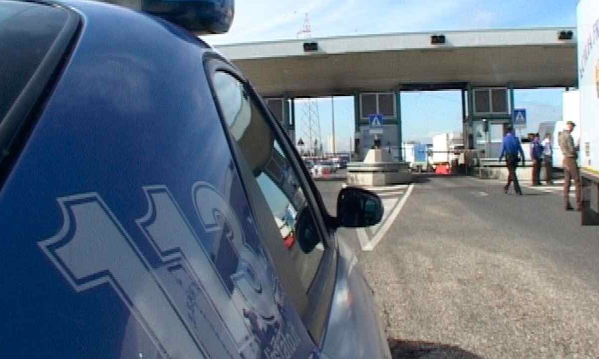 Pedaggio, guarda sempre a terra poco prima della sbarra | Con la “Truffa del Casello” stanno facendo piazza pulita
