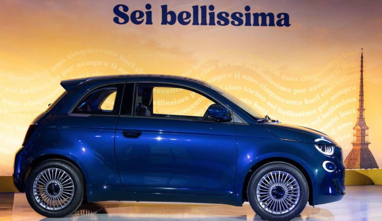 Stellantis l’ha fatto ancora: RIVOLUZIONATA la Fiat 500 | Ecco l’ibrida a soli 16.950 euro