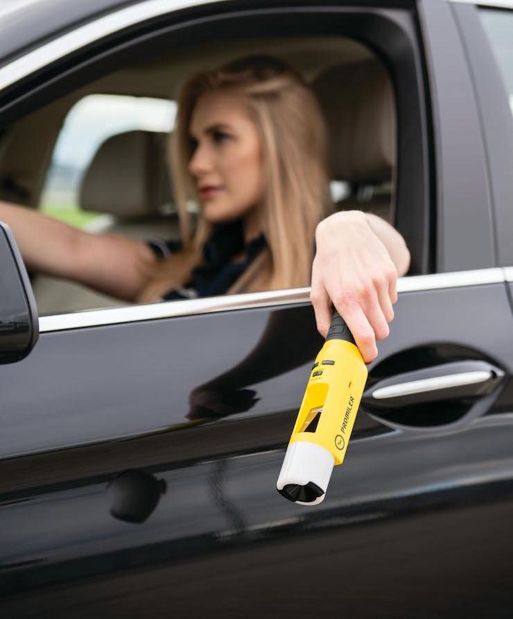 Donna con alcol test in mano ( pexels)