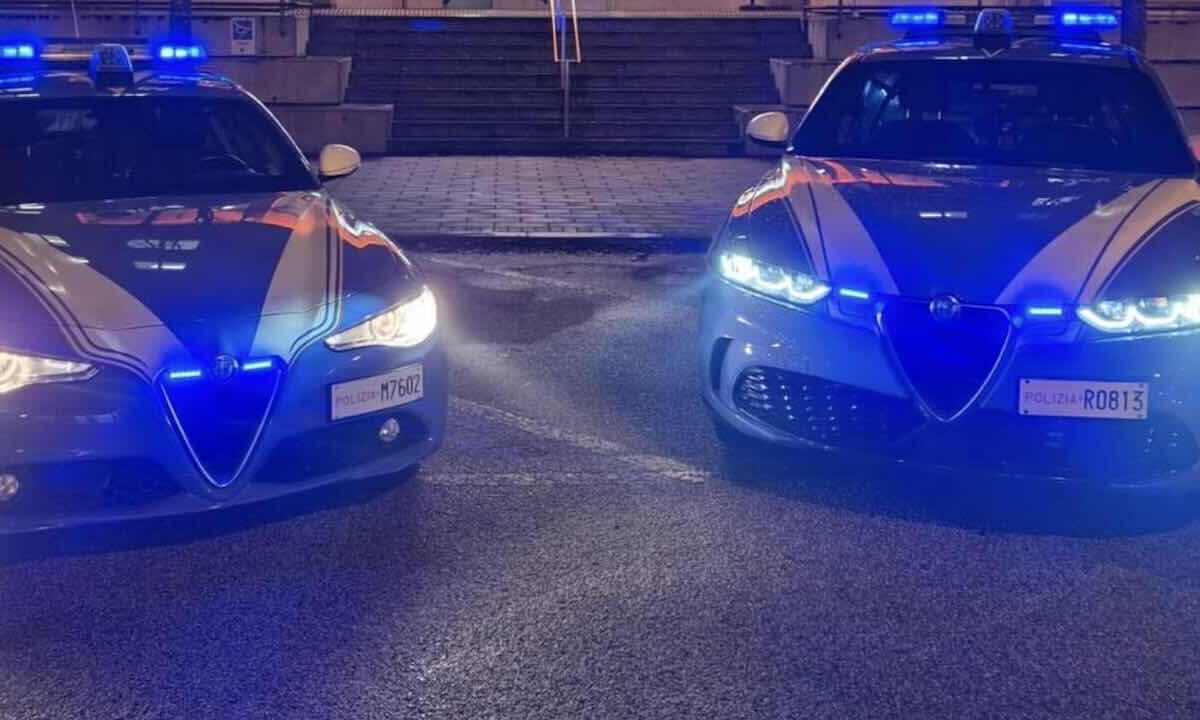 Polizia con lampeggianti accesi (instagram)