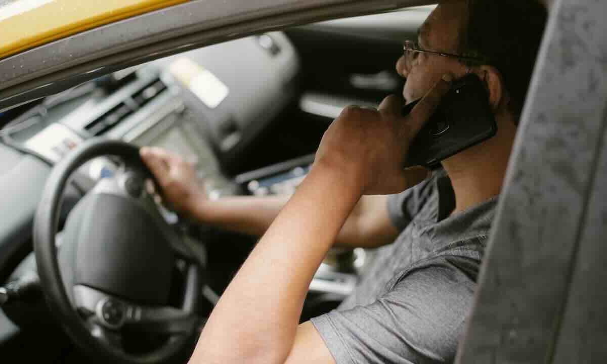 telefono in auto (pexels)