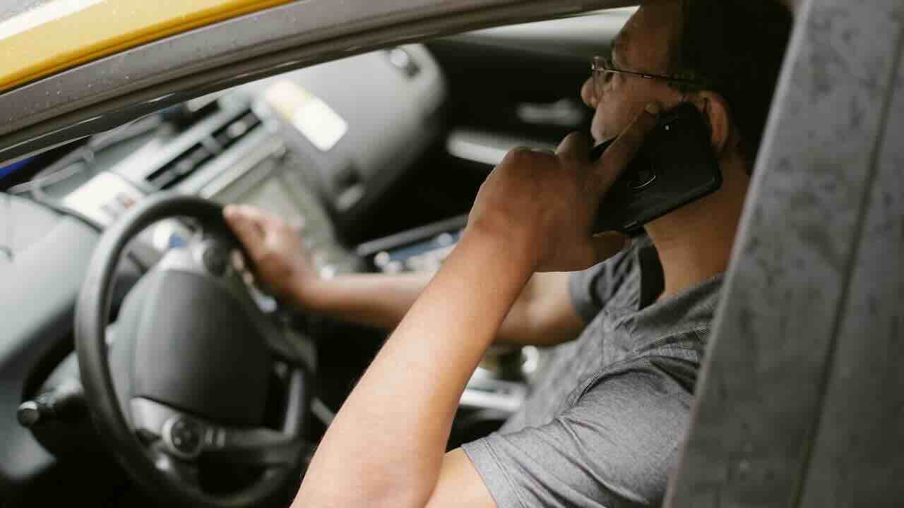 telefono in auto (pexels)